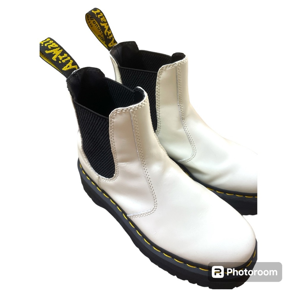 Dr. Marten’s 2976 SMOOTH LEATHER PLATFORM CHELSEA BOOTS, size 9-Women’s.